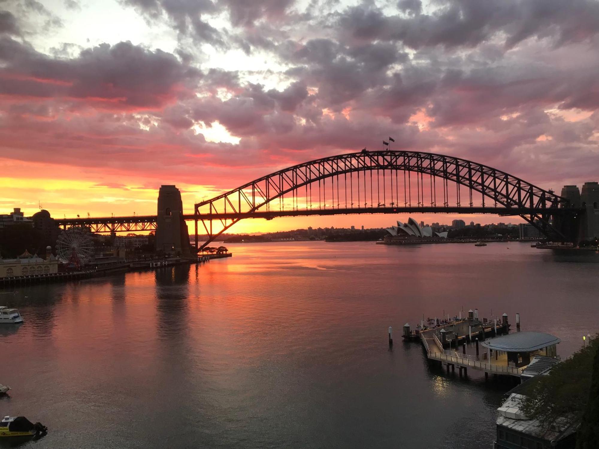 Harbor Bridge And Opera House View Apartment