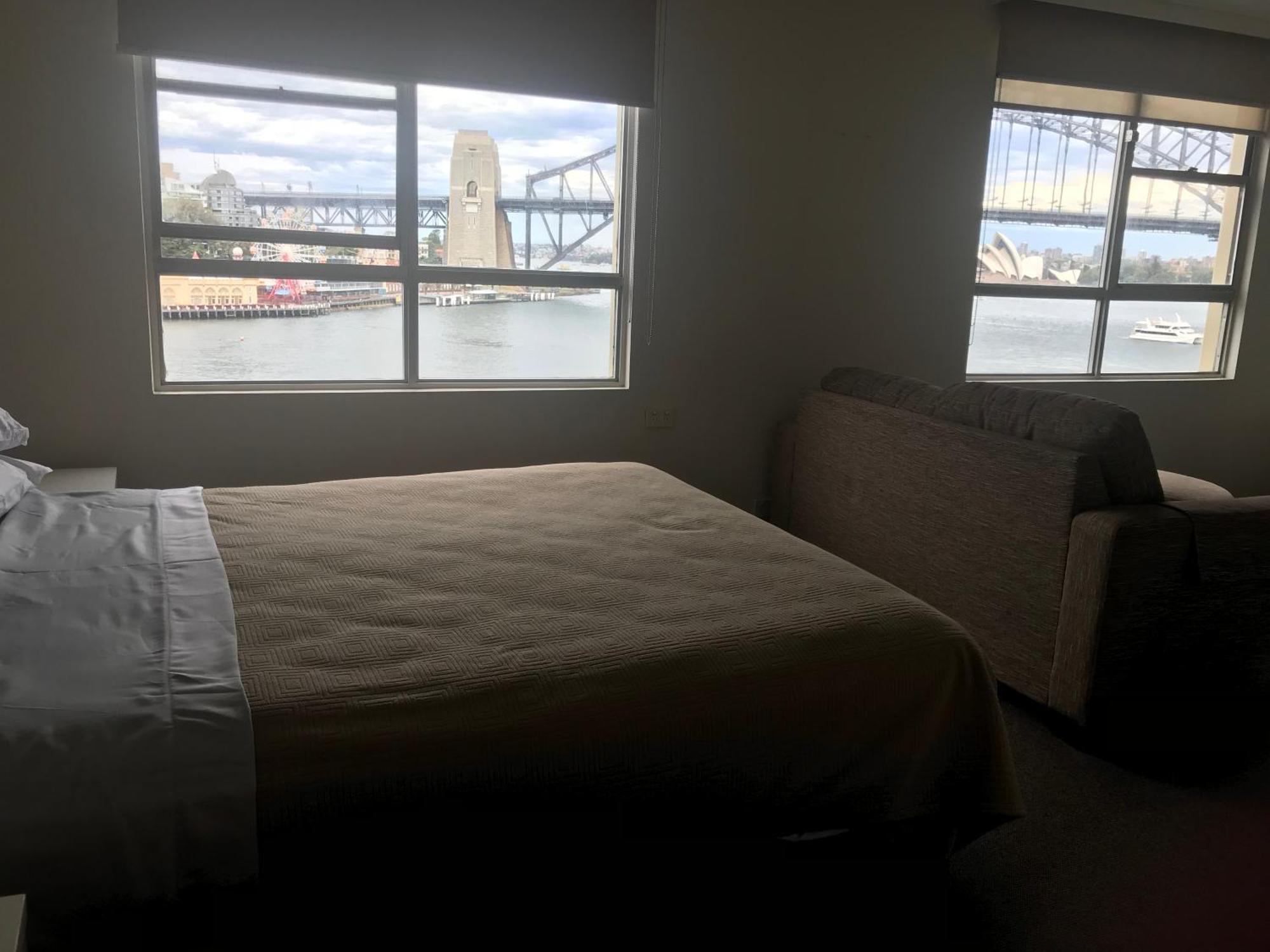 Apartment Harbor Bridge And Opera House View Sydney