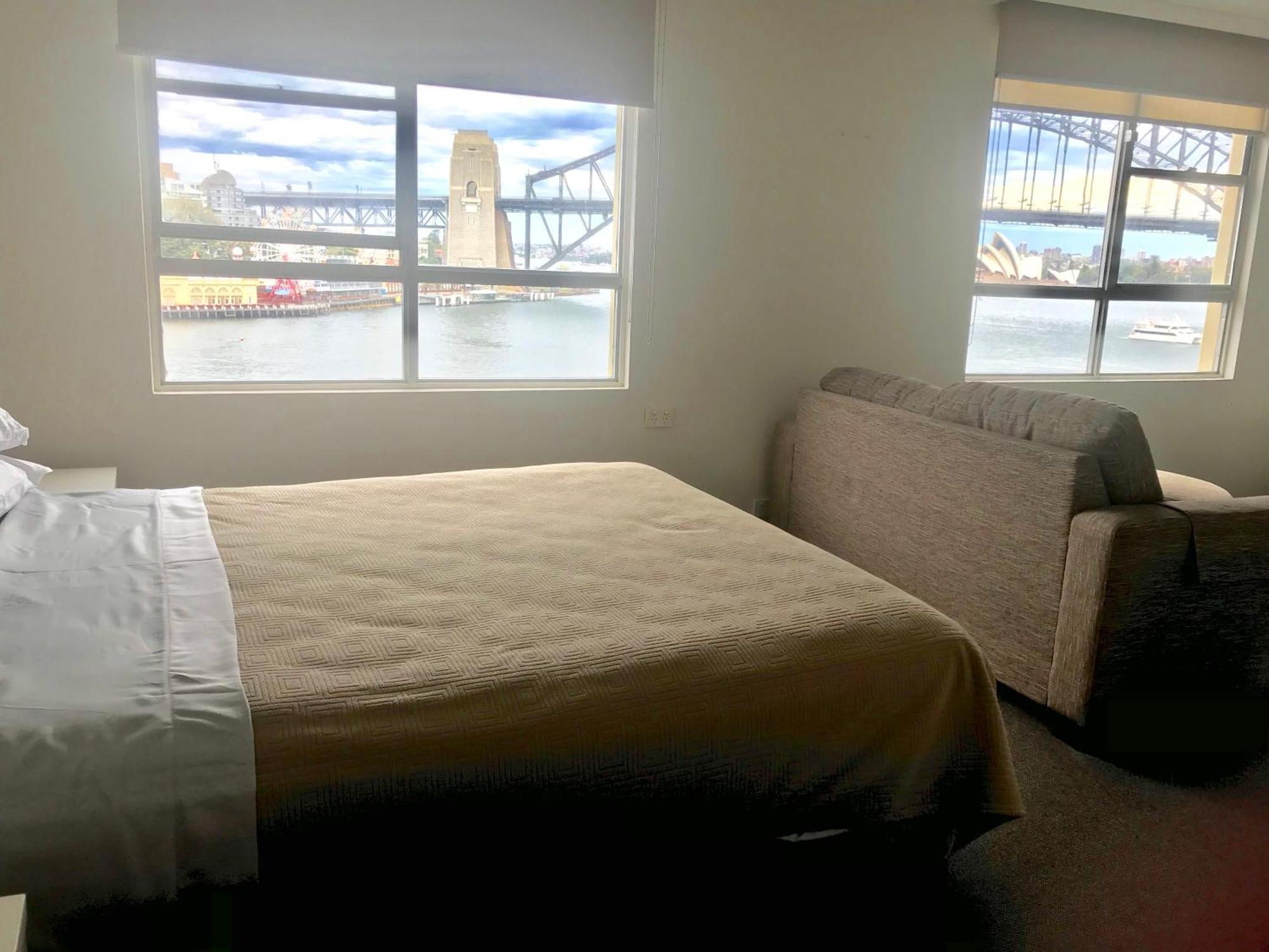 Harbor Bridge And Opera House View Apartment