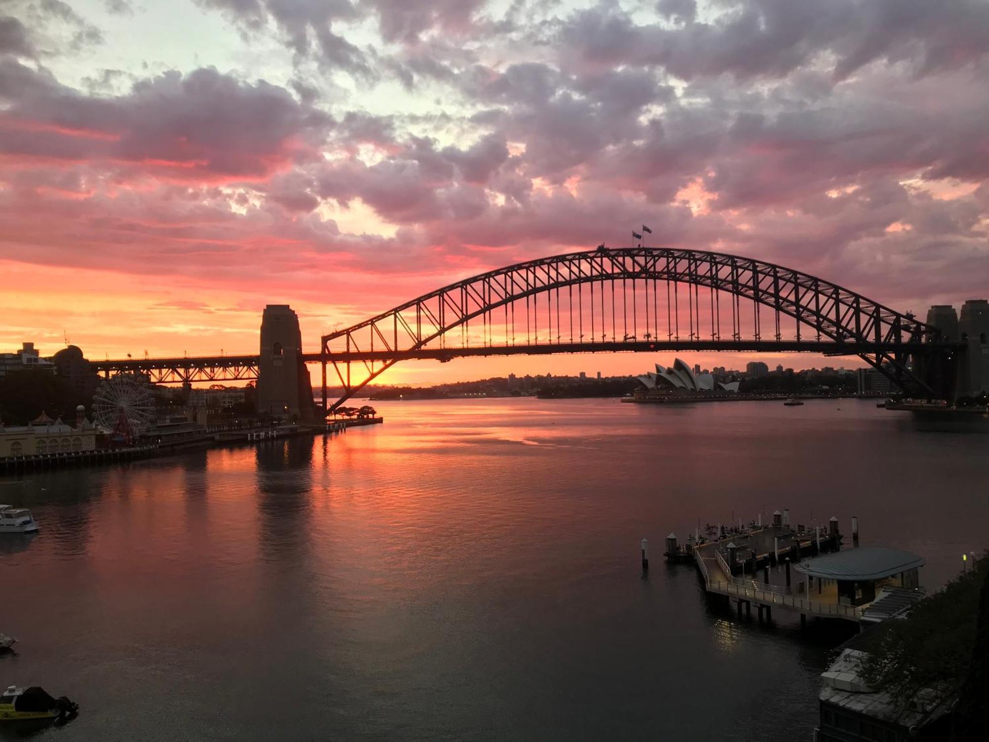 Apartment Harbor Bridge And Opera House View *